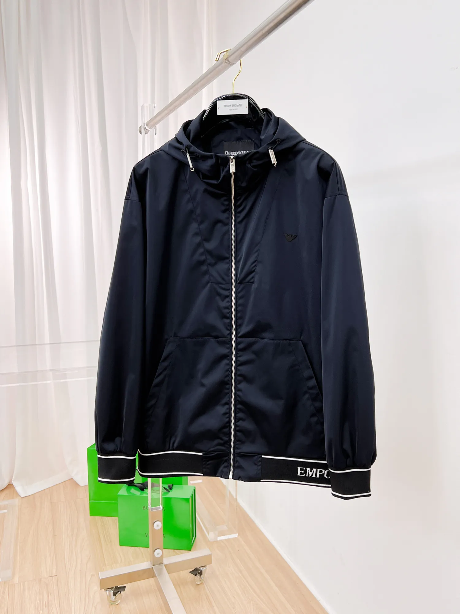 Armani official website Same Style, complete with three labels, on sale in advance. 2026 Autumn and Winter New Arrival men's jacket, Original with complete three labels, Premium version. Custom-made fabrics at the counter. Breathable, high comfort, impeccable details, brand element design concept, reflecting high quality. It feels delicate and soft, presents a casual cut, and has a great upper body shape. Sizes: M～3XL,